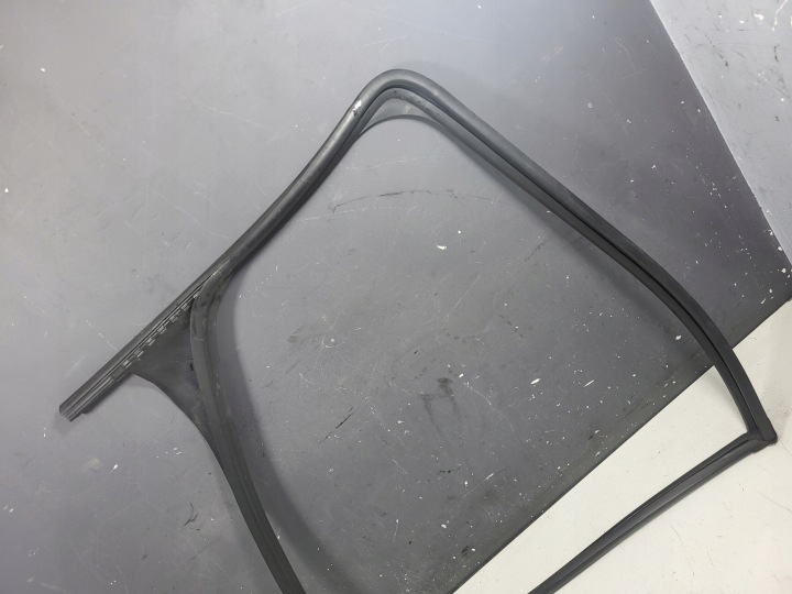 фото №6, Уплотнитель стёкла дверь правая перед citroen berlingo iii 18- 9818023380