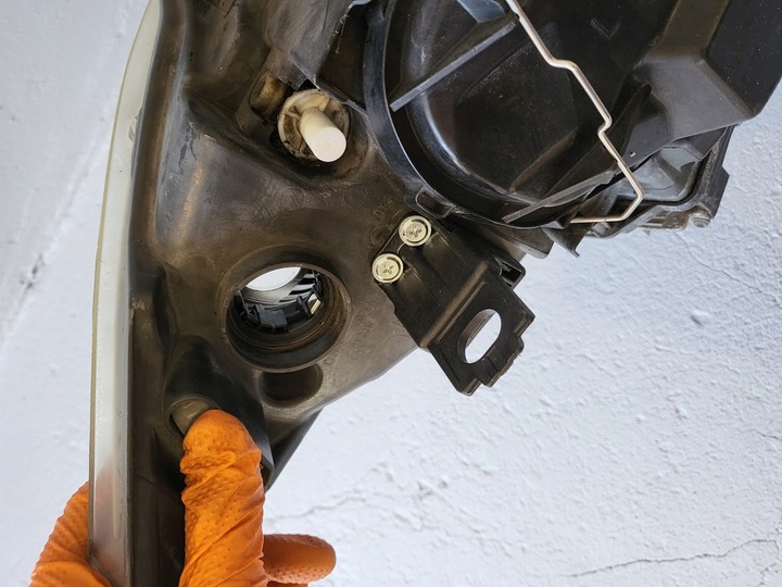 фото №10, Bmw 1 e87 e81 набор ремонтный крепления лампы левая