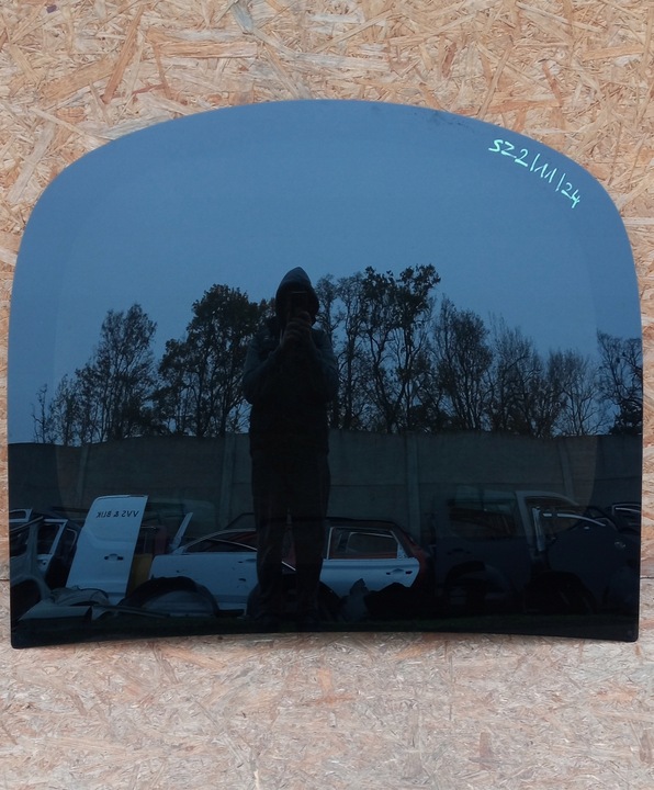 фото №1, Tesla модель y 20- стекло крышки багажника зад задняя тёмное оригинальный номер