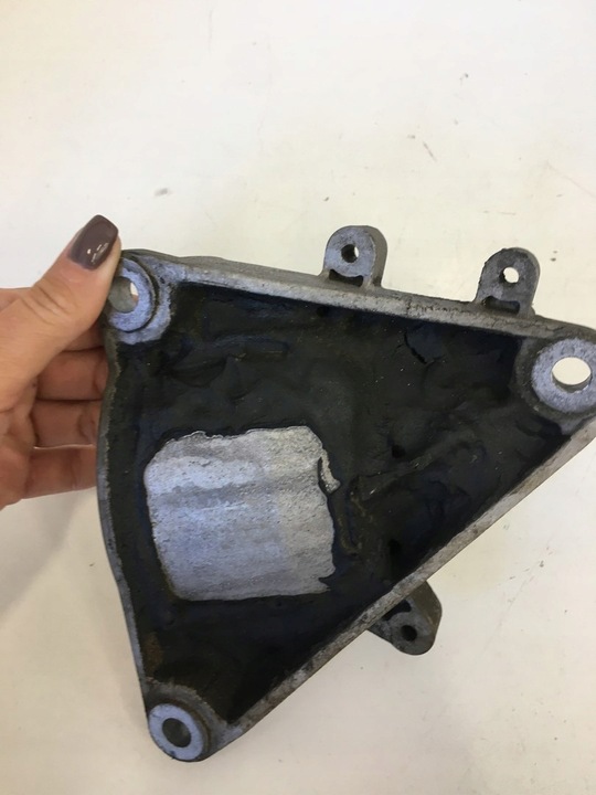 фото №9, Audi оригінальний номер лапи подушка кріплення коробки 4b0399114c