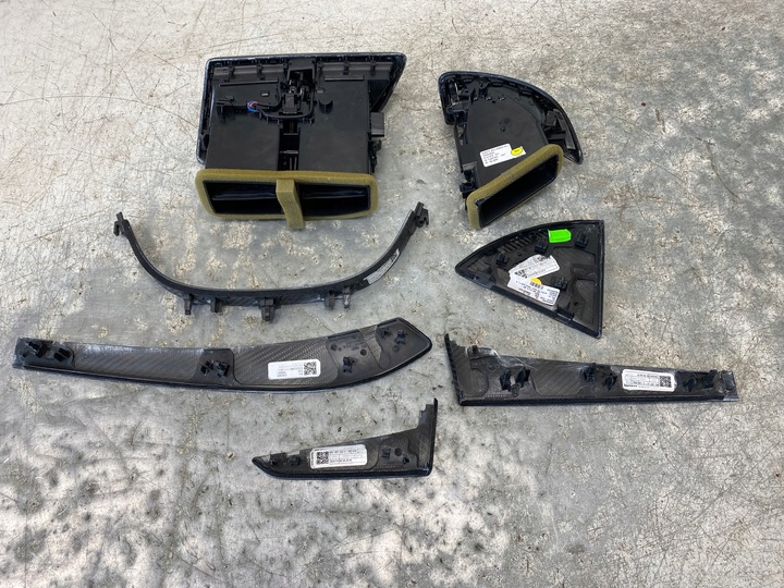 фото №11, Audi r8 plus 4s решітка повітропровід права середня захист планка спідометра карбон