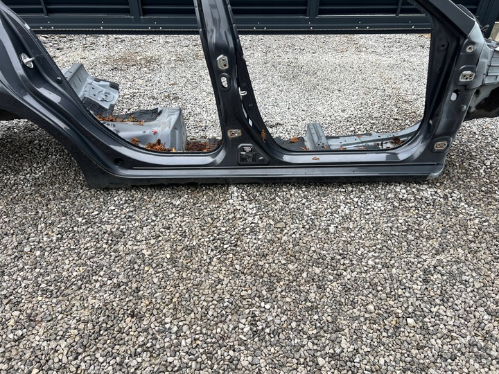 фото №1, Mazda 3 bm порог правые год колесо 42a 2017