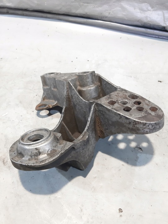 фото №11, Крепление двигателя 8e0199351a лапи двигателя левая vw passat b5 fl 2.8 v6