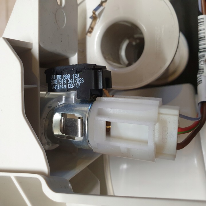 фото №10, Бардачок полка держатель na кружка подстаканник ролетка vw passat b8 3g оригинальный номер