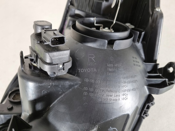 фото №13, Toyota yaris iii 3 рестайлинг лампа правая перед обычная