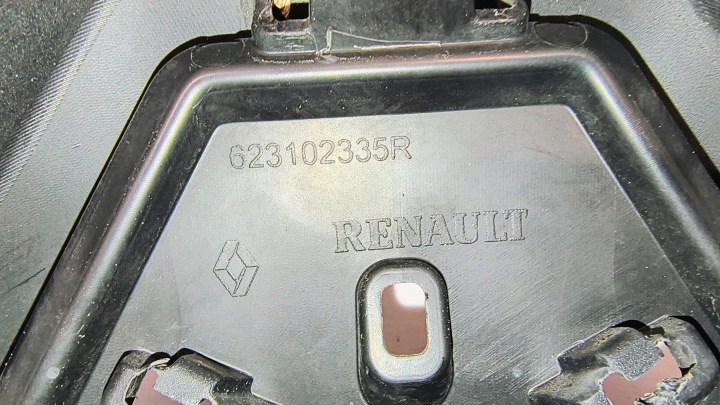фото №13, Центральна решітка бампера перед renault captur i 13-16