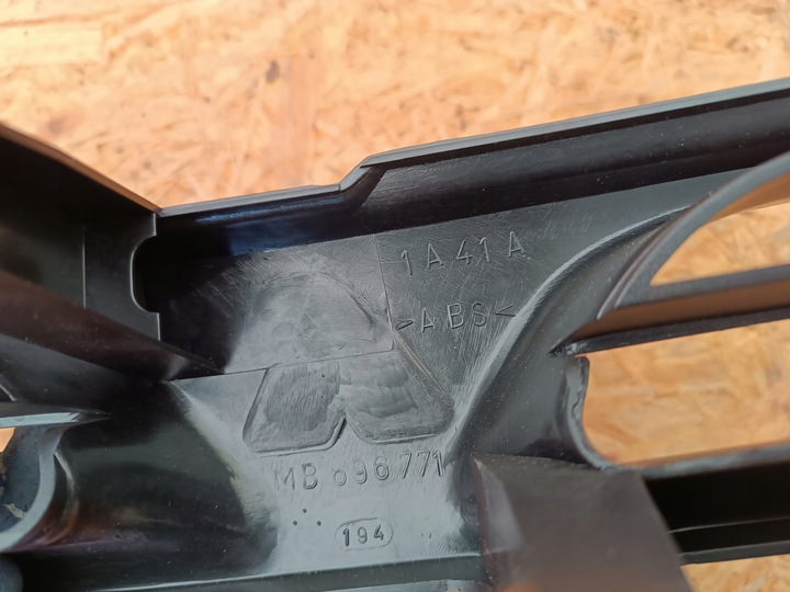 фото №8, Решітка решітка радіатора решітка бампера перед mb696771 mitsubishi lancer vi 92-