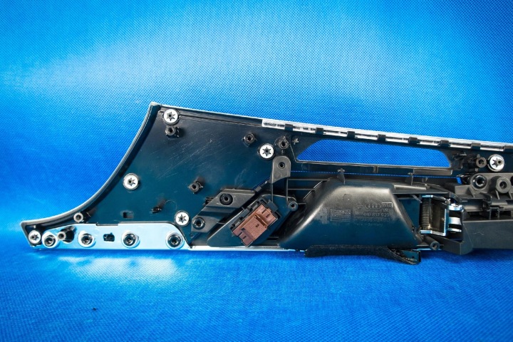 фото №8, Молдинг декоративна двері audi a8 4h0867102e
