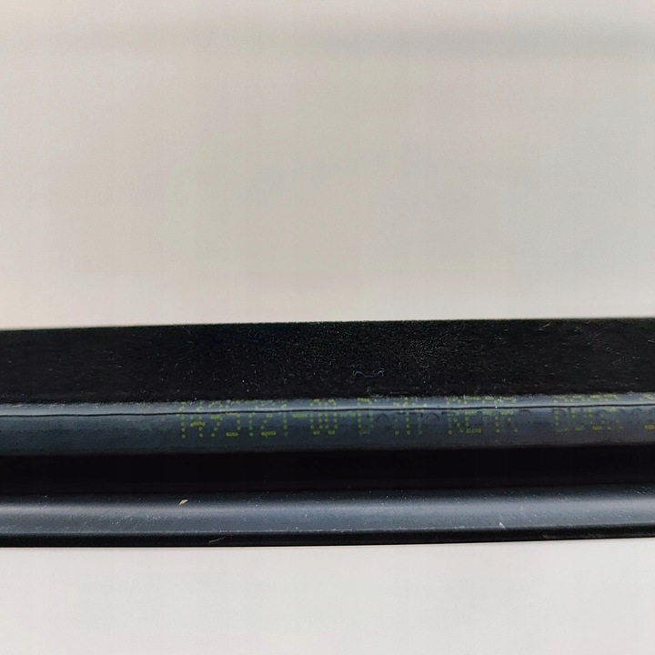 фото №5, Tesla модель y 2022 правая сторона планка / прокладка стёкла дверь задних