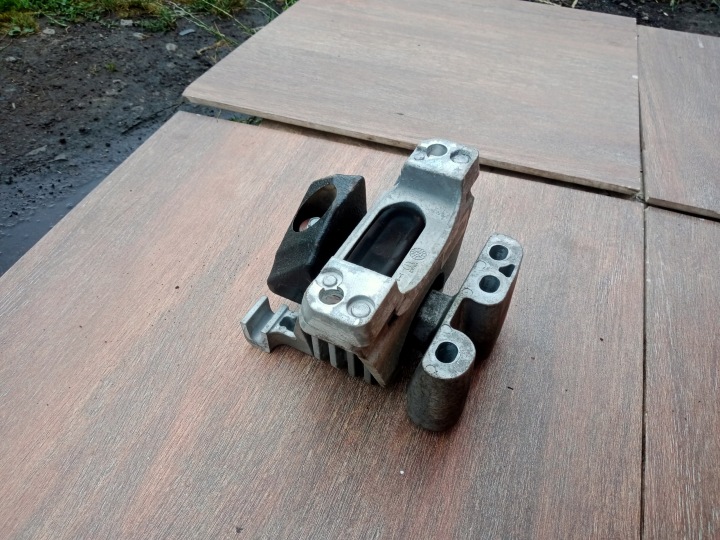 фото №11, Jeep cherokee kl 13-18 2.0 m-jet кронштейн подушка двигателя p68102281af