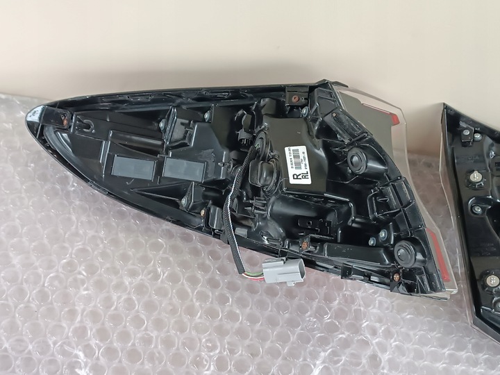 фото №7, Toyota chr ch-r рестайлинг лампа зад задняя правая комплект 2 szt. 81550-f4031-00