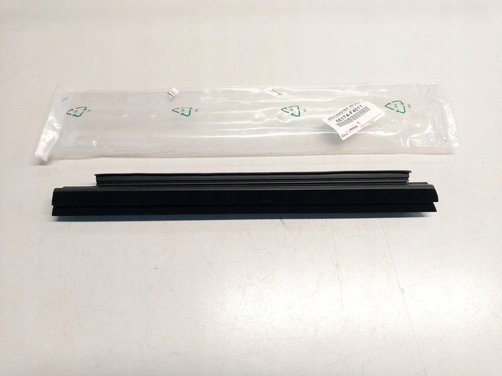 фото №1, Toyota c-hr планка прокладка дверь левый зад