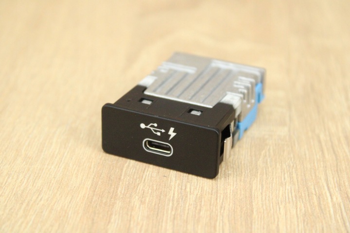 фото №1, Оригінальні гніздо вхід з'єднувач port usb c bmw g22 g26 g20 8711939 26km!