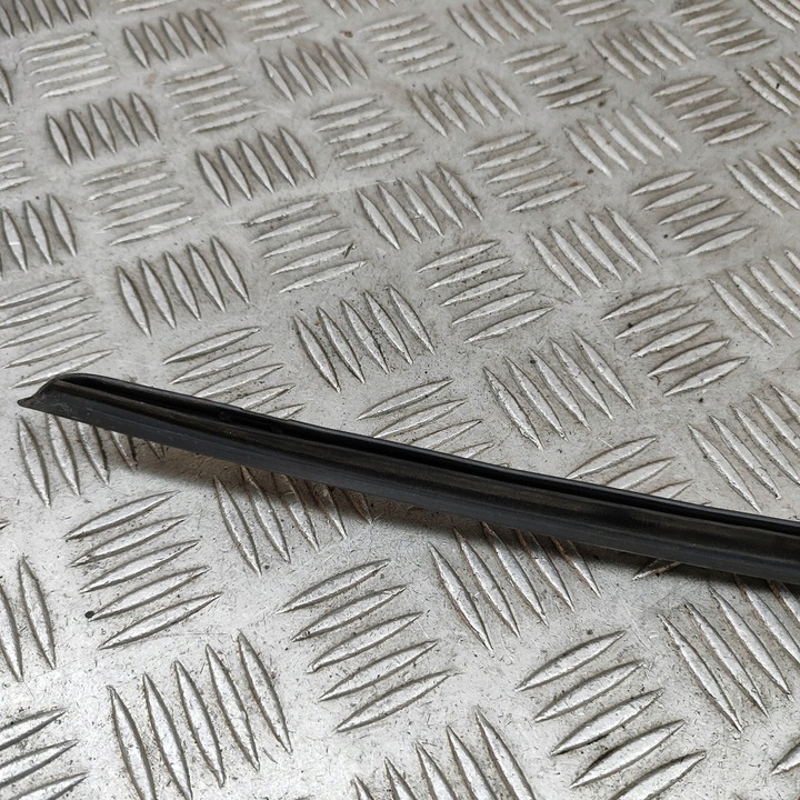 фото №5, Volkswagen passat b8 2018 права сторона планка скла лобовий / передній