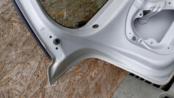 фото №15, Задняя крышка багажника toyota yaris i 5d 00r лак: 199