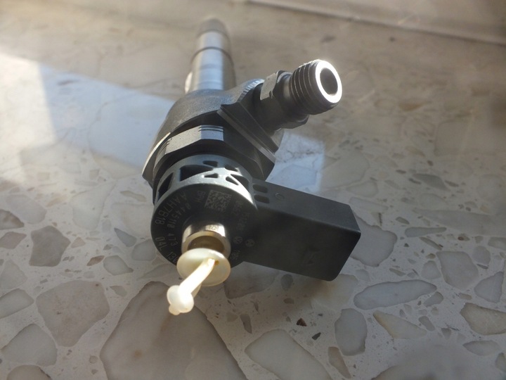 фото №1, Инжектор форсунка passat b8 golf vii 1.6 tdi 04l130277ad