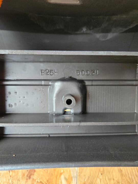 фото №8, Mazda 323 бампер передний оригинал b25h-50031 oe. серебряный