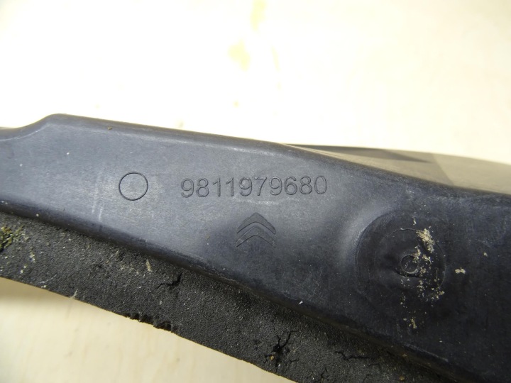 фото №8, Citroen c3 iii панель под лобовым стеклом нижняя 9811979680