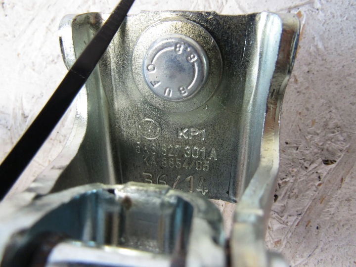 фото №7, Vw golf vi петля кришки багажника комплект 5k6827301a