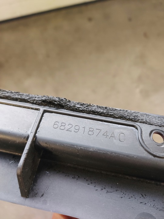 фото №5, Jeep wrangler jl панель під лобовим склом нижня пластиковий жолоб 68291874ac