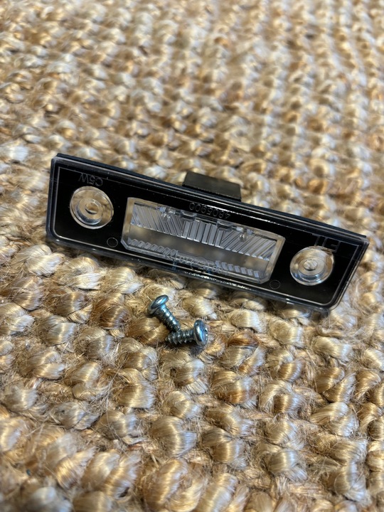 фото №1, Loro лампа номерного знака rej. skoda octavia ii/roomster 04-15 лівий/правий 048-05-900