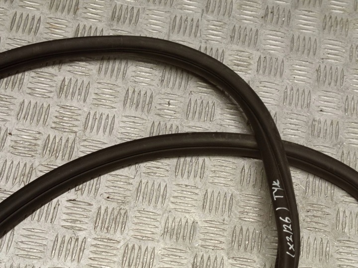 фото №15, Bmw (oem) 7452335 1' f40 уплотнитель дверь задних зад