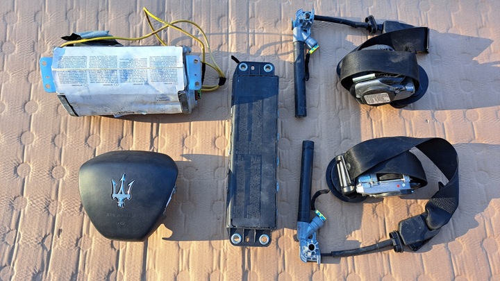 фото №1, Maserati ghibli - консоль панель подушки ремені