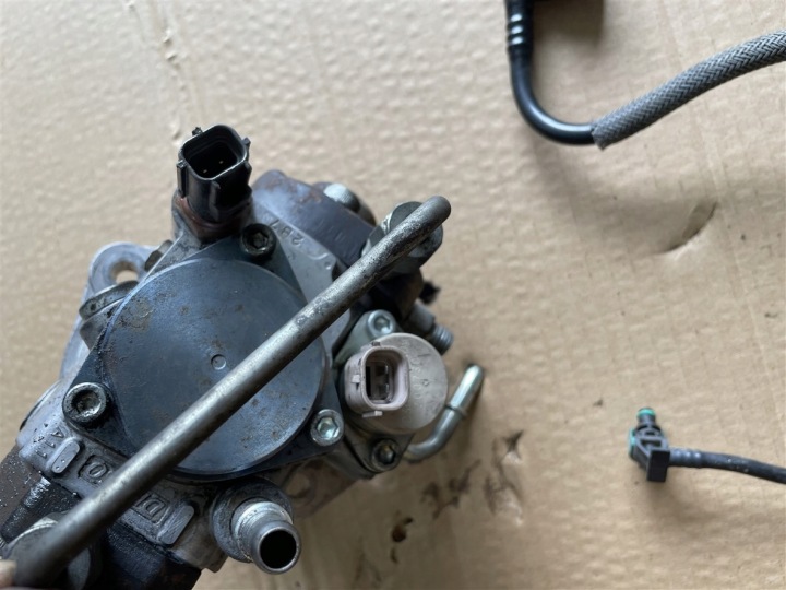 фото №9, Насос паливна рейка  + форсунки + молдинг 2.4 tdci ford transit mk7 rwd 06-11 рік
