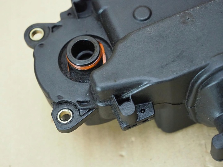 фото №13, Вентиляція картера масла audi a8 d3 6.0 tdi w12 07c103464e