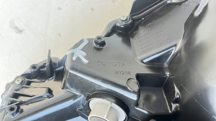 фото №14, Toyota corolla e16 рестайлінг лампа права 16-19 8111002l50 eu 81110-02l50
