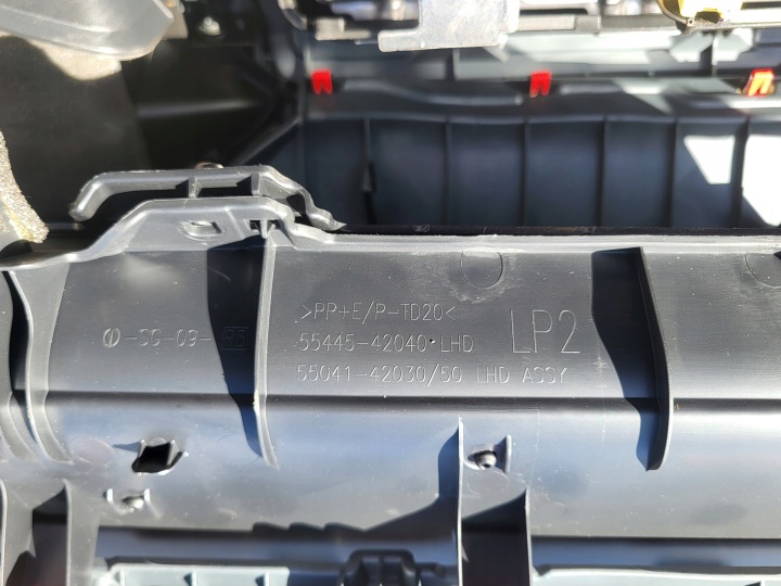 фото №10, Торпедо роздавальна консоль подушка  подушка ґрати toyota rav4 v оригінал eu