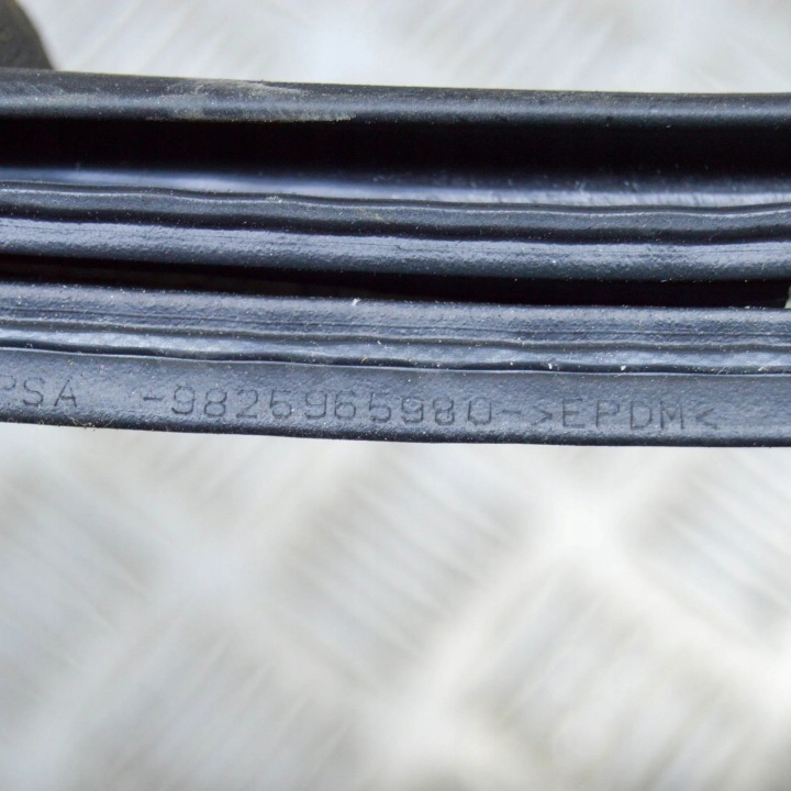 фото №6, Уплотнитель крышки багажника peugeot 2008 ii 9825965980 16923248 1.2l 74kw