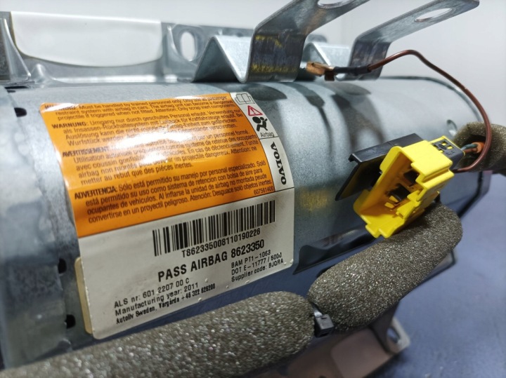 фото №9, Volvo s40 ii рестайлінг торпедо роздавальна консоль подушки 8623347 8623350