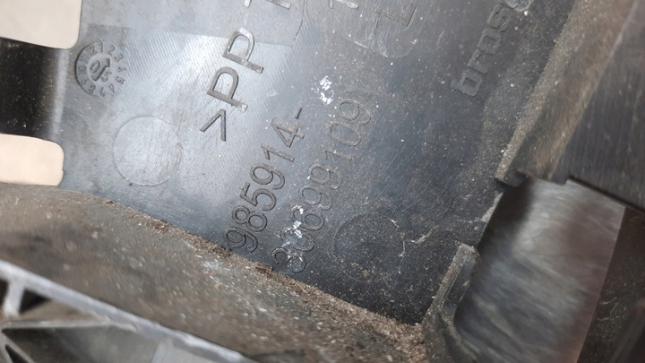 фото №10, Крепление защита заглушка замка левый перед 30699109 volvo v50