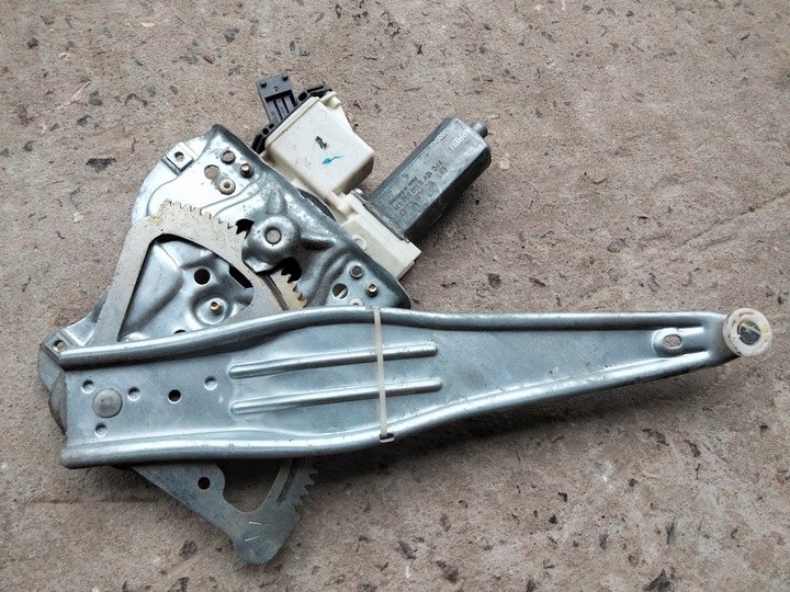 фото №1, Avensis t25 подъемник стекла правый зад 69830-05100