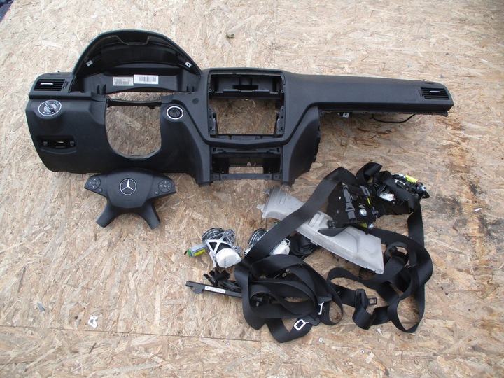 фото №1, Mercedes w204 c клас 08-11 консоль панель подушки оригінал