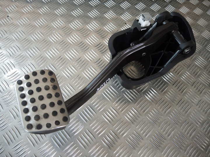 фото №1, Mercedes c w205 6.3 4.3 amg педаль гальма