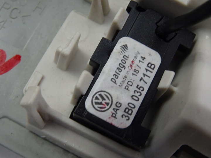 фото №8, Vw touran рестайлинг лампа потолок освещение 1k0947133h 1k0947105at