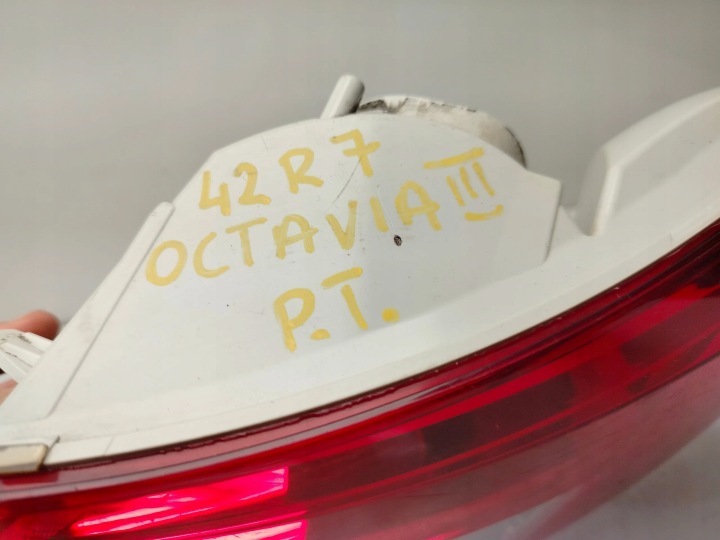 фото №11, Skoda octavia iii hb фара права зад задняя