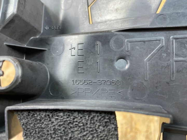 фото №9, Забірник  кермо повітря перед права toyota prius iv 16562-37060 2015-
