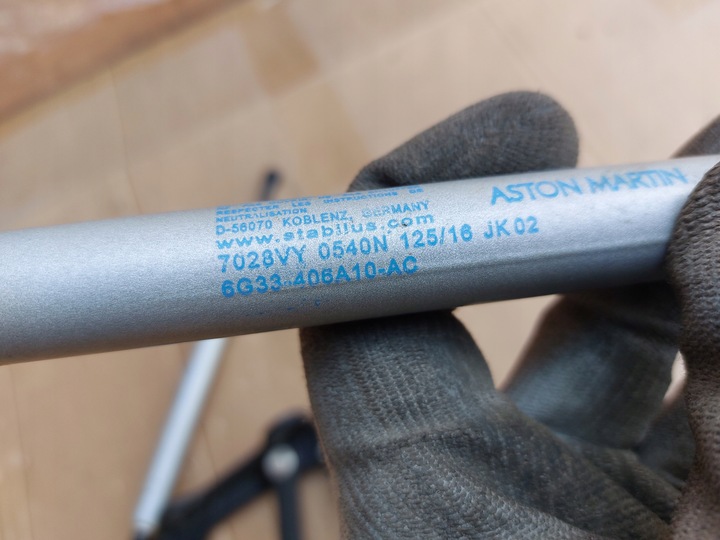 фото №4, Петля кришки зад лівий праві aston martin vantage 16r