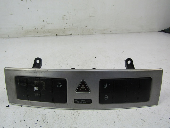 фото №1, Mercedes c w203 выключатель света аварийных панель 04-07 универсал fl