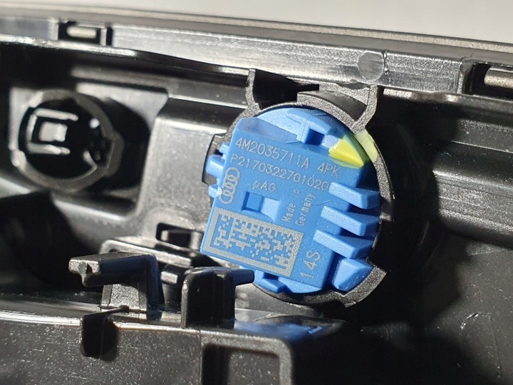 фото №11, A4 b9 s-line лампа освещение кабины люк комплект 8w0947135at