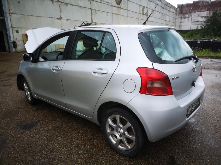 фото №8, Toyota yaris коробка предохранителей 2007 1.3l 8264147020 82641-47020