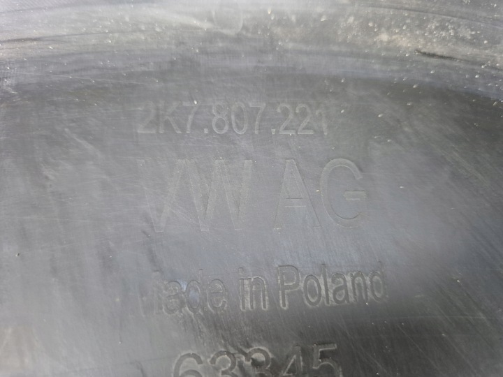 фото №10, Vw caddy iv 20- бампер передний решётка значок 2k7