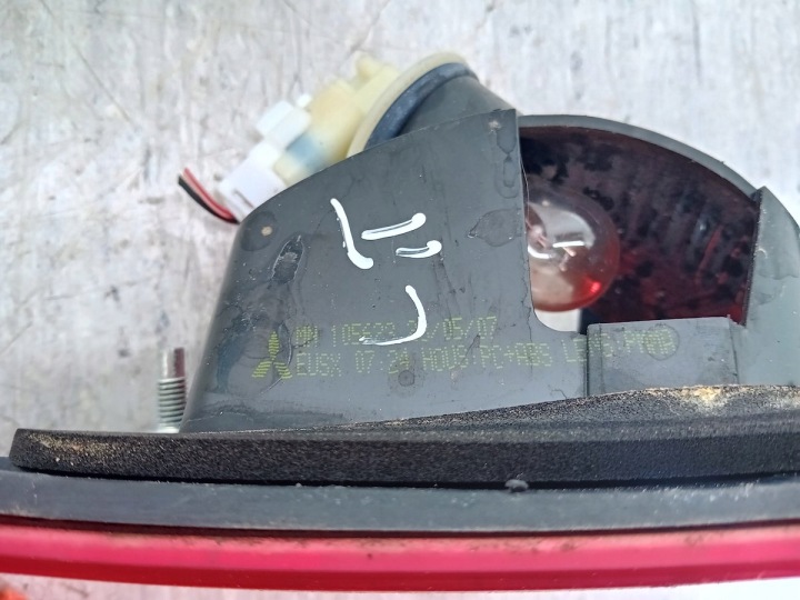 фото №11, Лампы зад комплект mitsubishi colt vi mr957365 mr957366 mn105623 mn105626