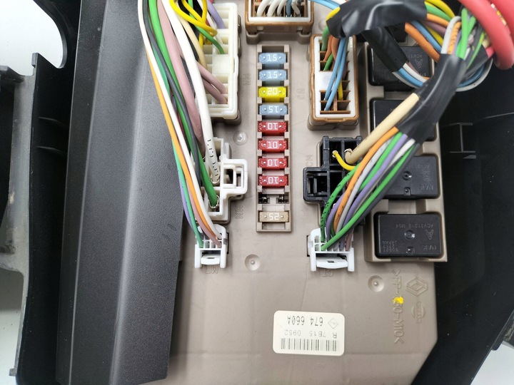 фото №2, Renault clio iii 2007 рамка / модуль предохранителей