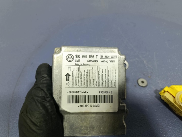 фото №10, Vw golf v plus 04-09 торпедо консоль подушка  ремені eu 5m1858296