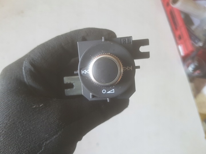 фото №1, Audi q2 16r- регулировка громкости 81c919616a