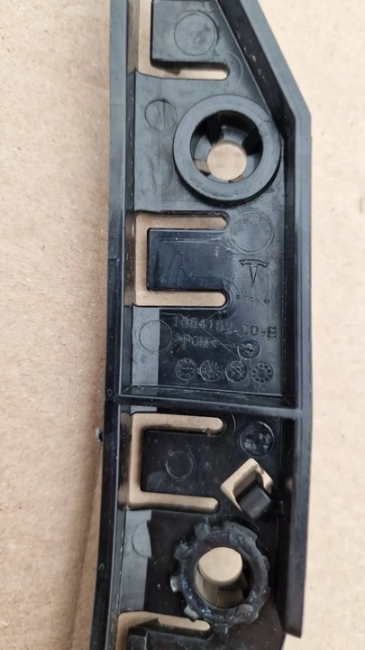 фото №15, Tesla 3 крепление ползун бампера правые 1084182-00